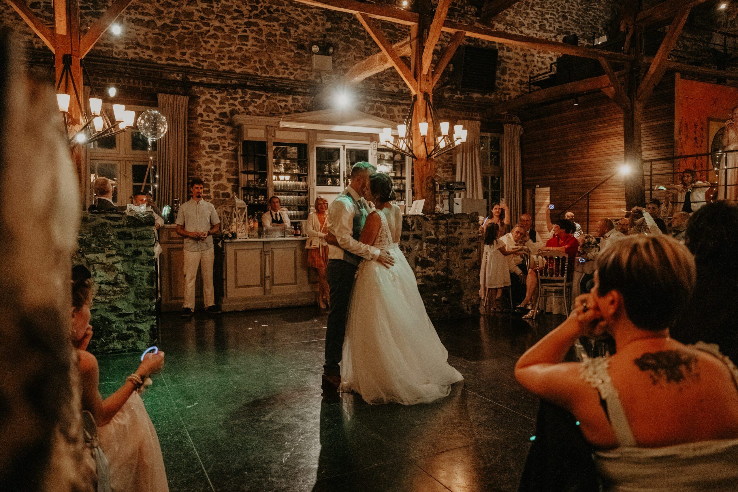 La première danse dans une grange aux poutres apparentes, sous les lustres, au milieu des invités.