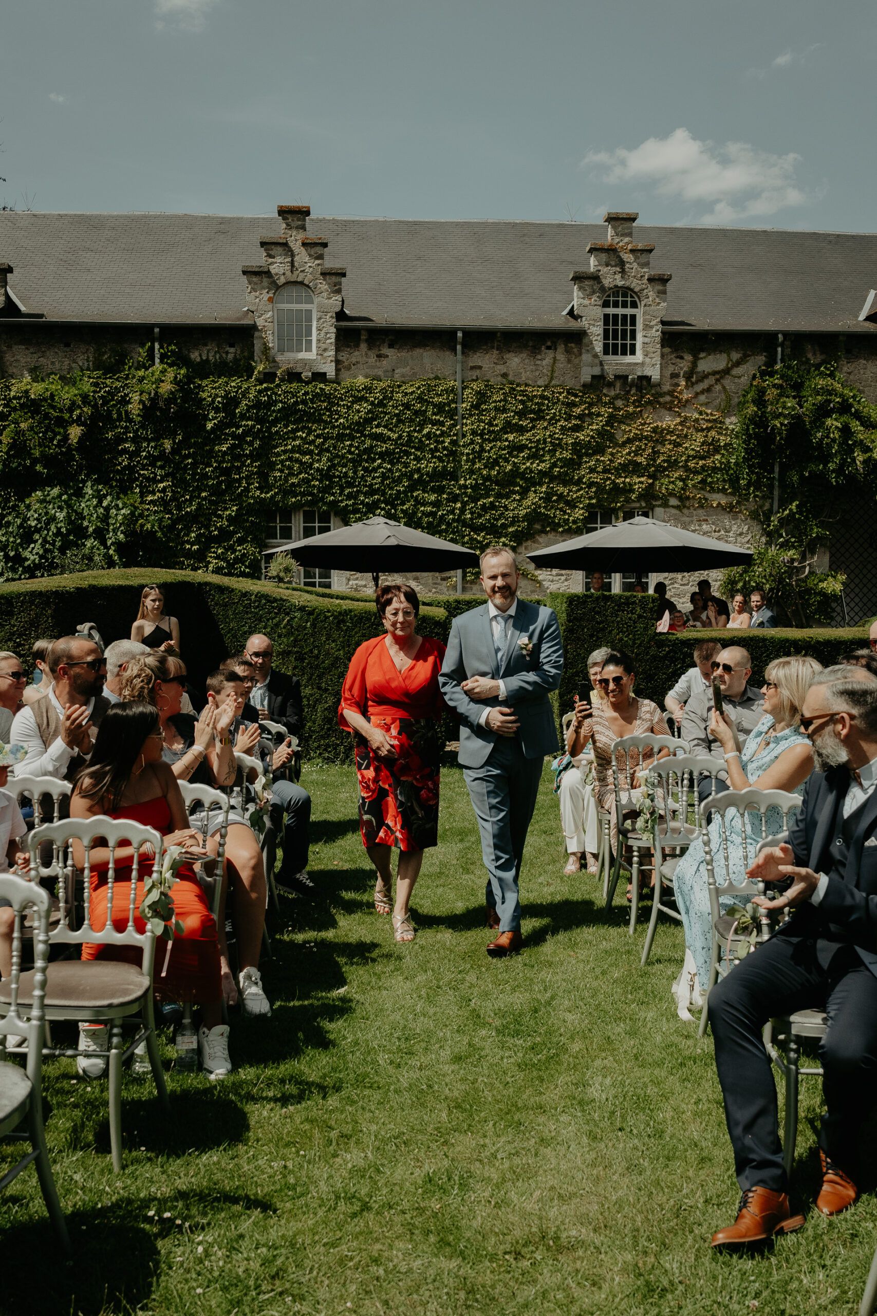 Laura avance dans l’allée de la cérémonie laïque, entre les invités.