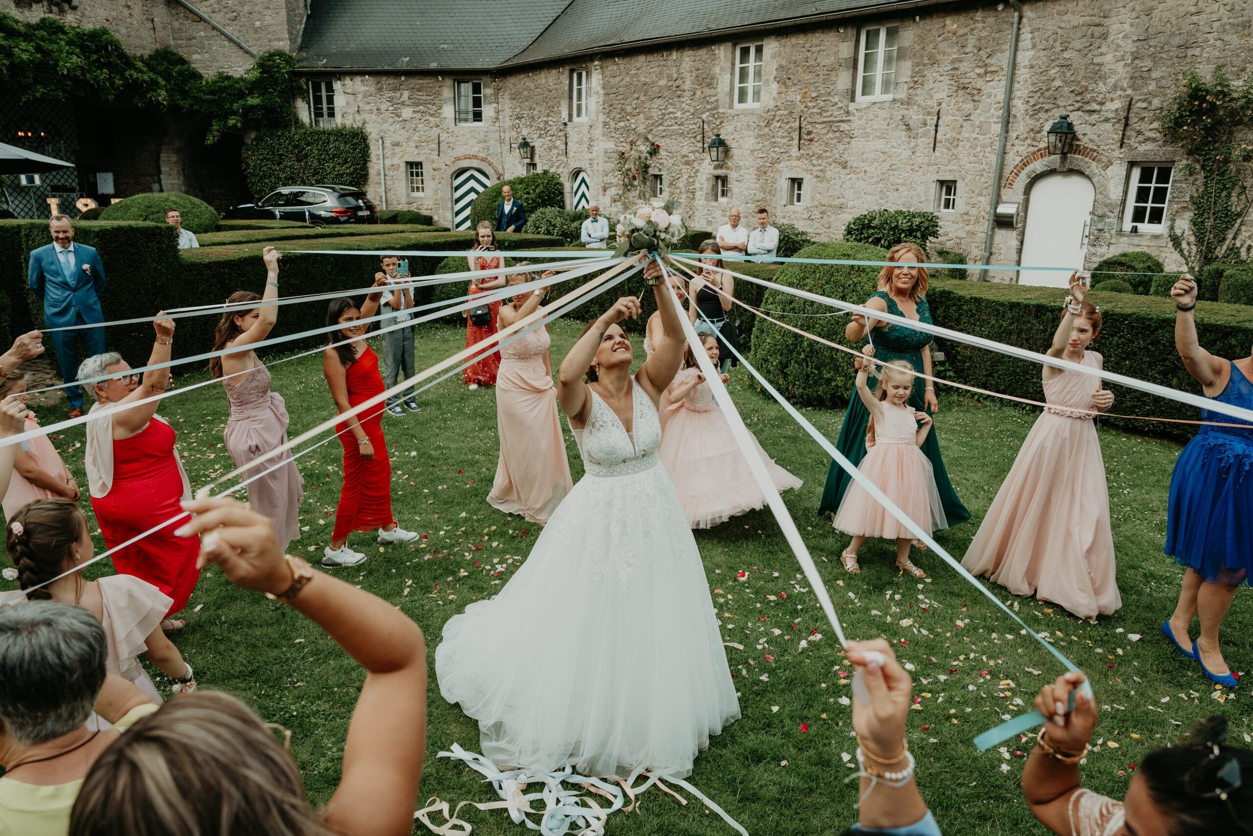 Le jeu du ruban : autour de la mariée, chaque invitée tire un ruban relié au bouquet.