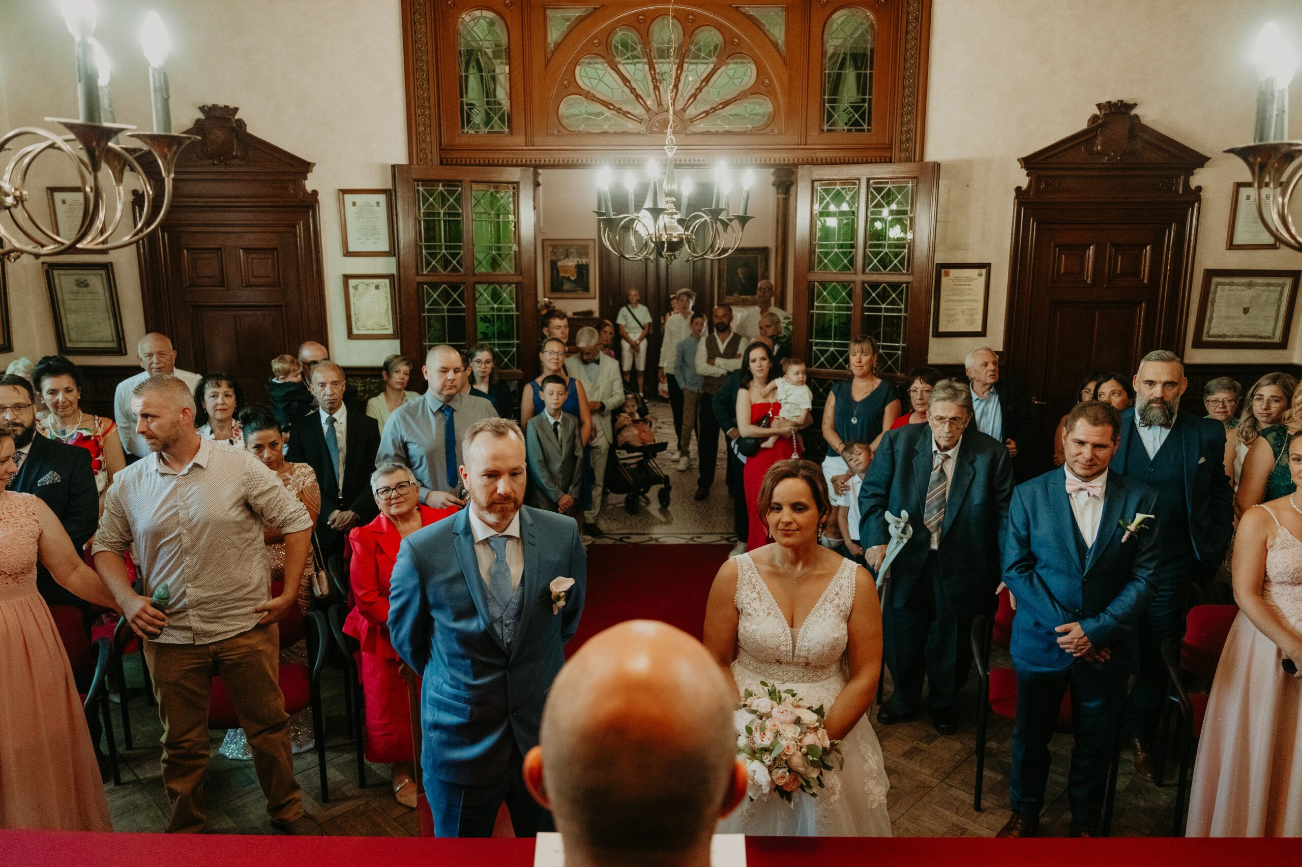 La cérémonie civile dans la salle des mariages de la commune, vue depuis le fond.