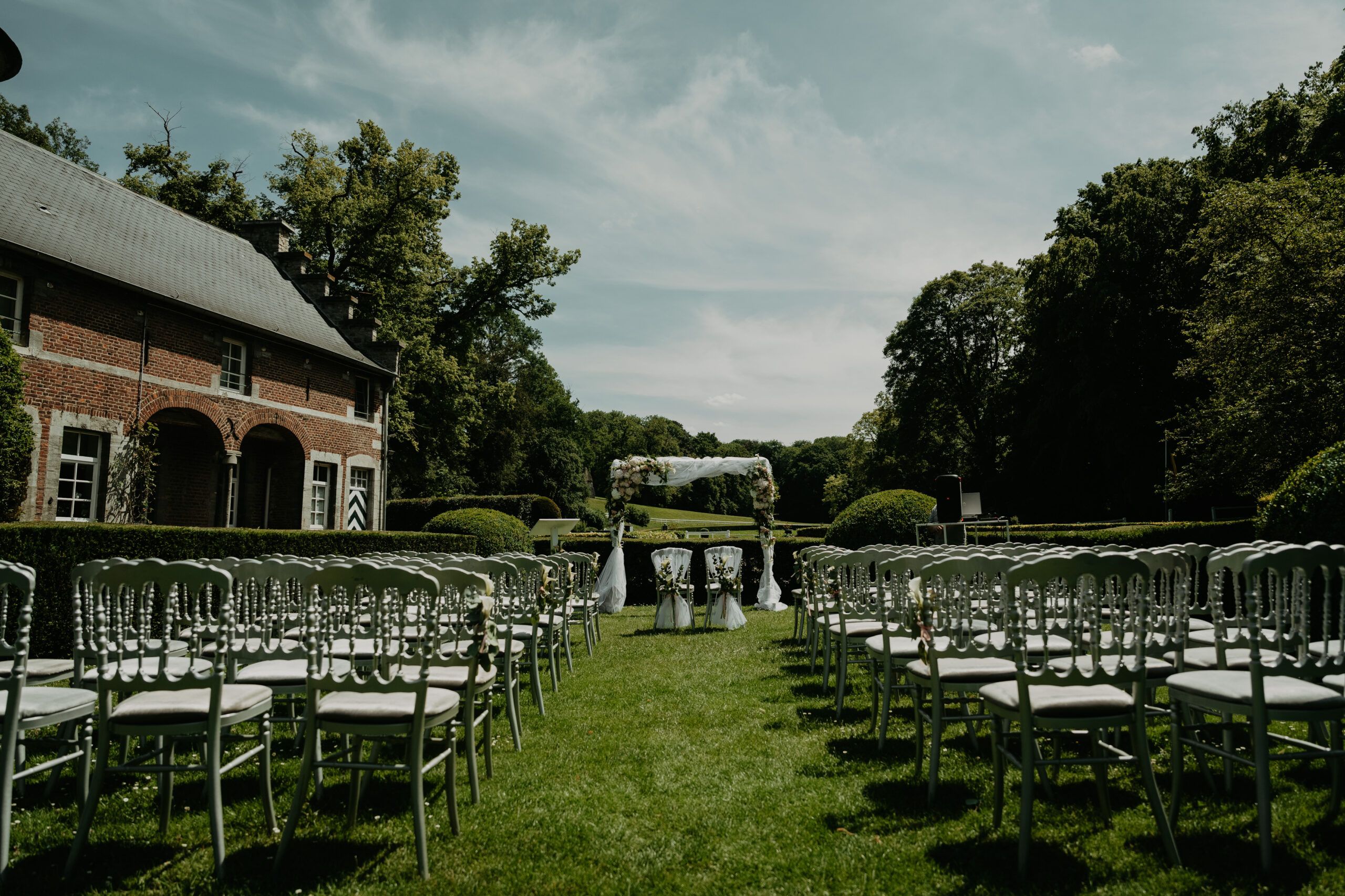Les chaises de la cérémonie laïque alignées sur la pelouse, devant le château.