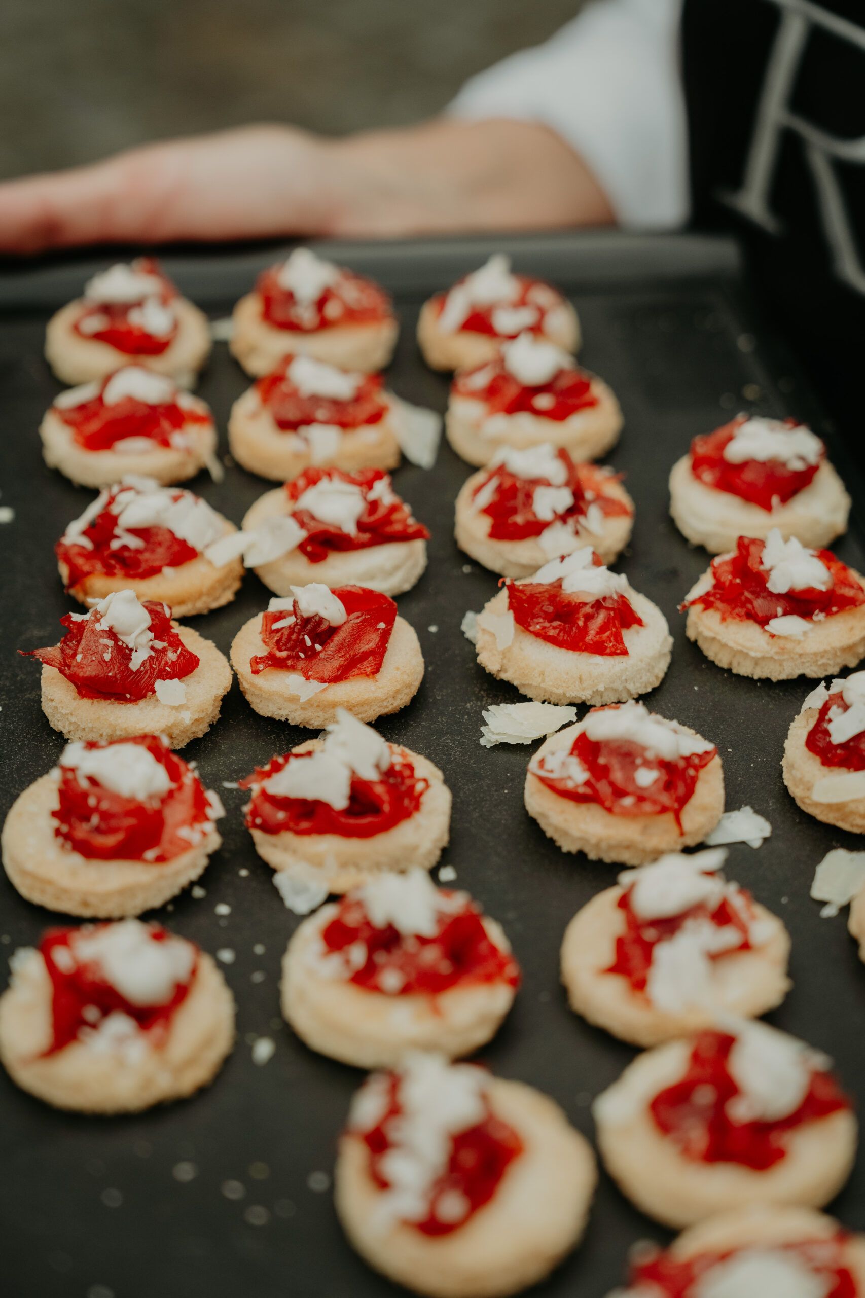 Un plateau de petits fours aux fruits rouges, pendant le vin d’honneur.