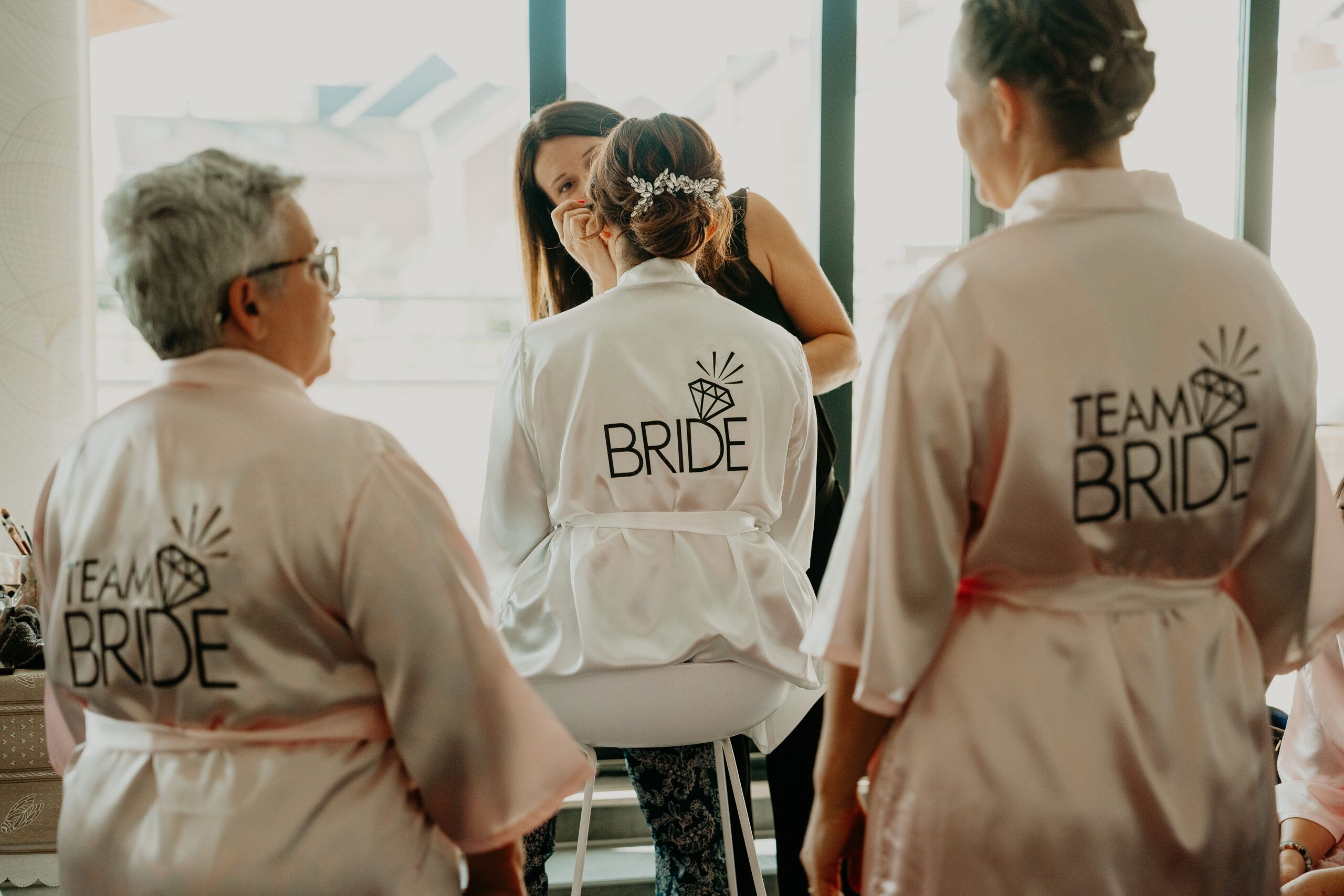 Laura et ses proches en kimonos « Bride » et « Team Bride », face à la fenêtre.